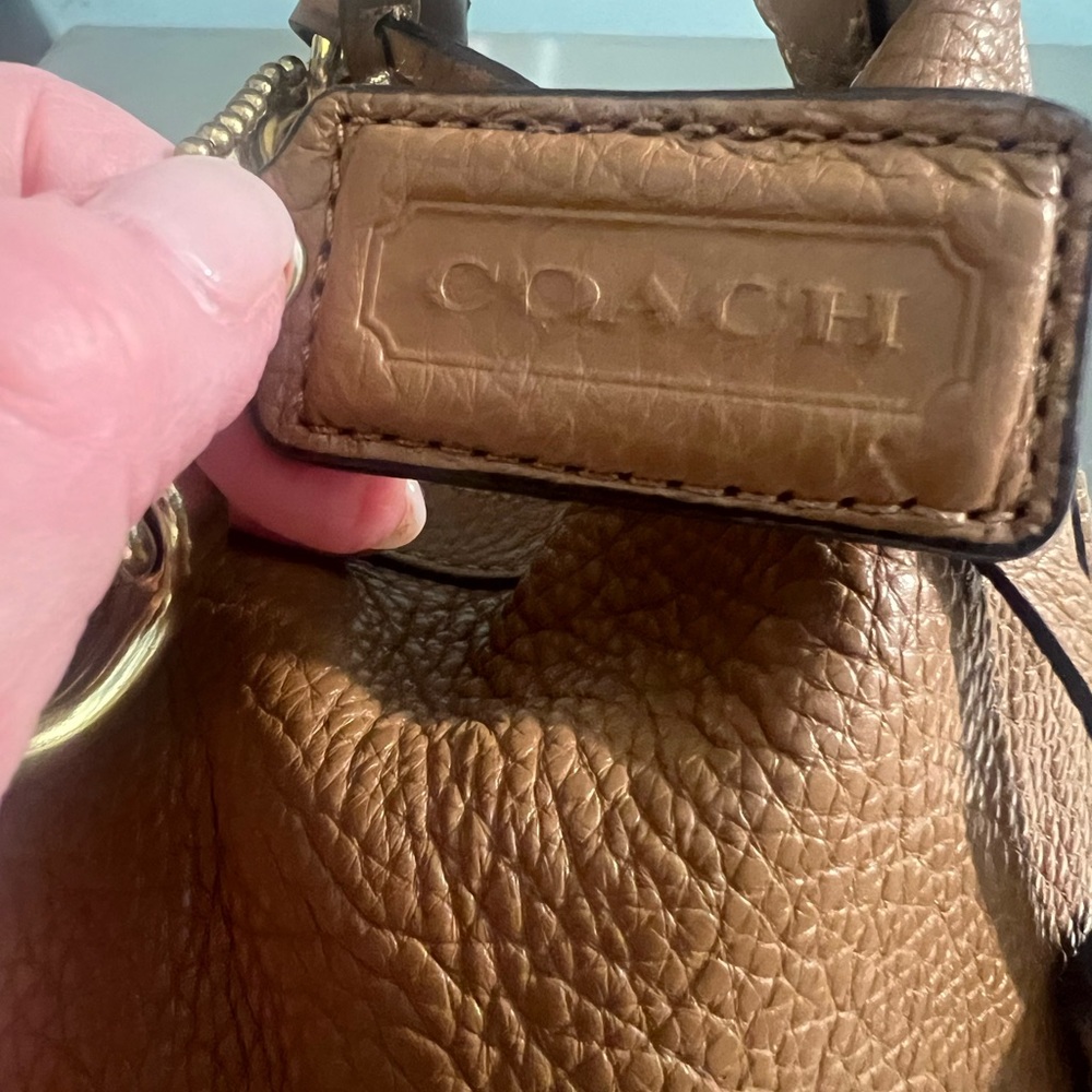 Older Tan Coach Leather Hobo Bag with Hang Tag - Picture 4 of 10